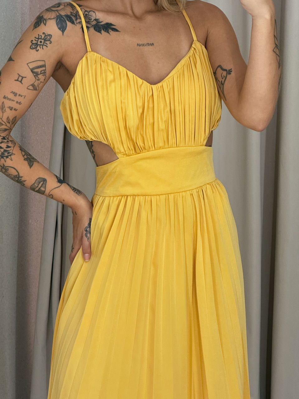 VESTIDO ZARA PLISSADO MOSTARDA