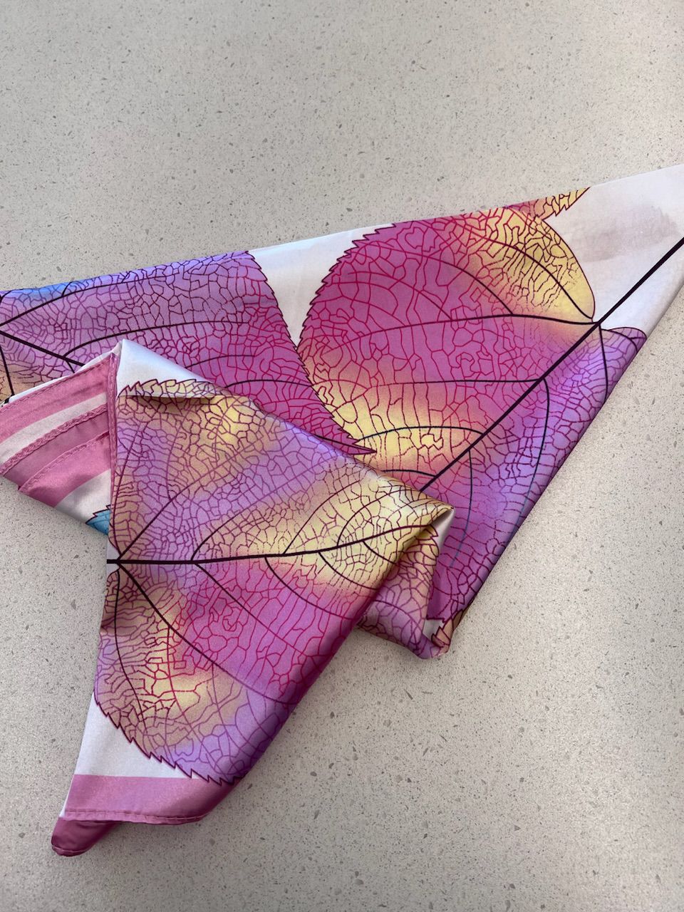 LENÇO FOLHAS Rosa Claro