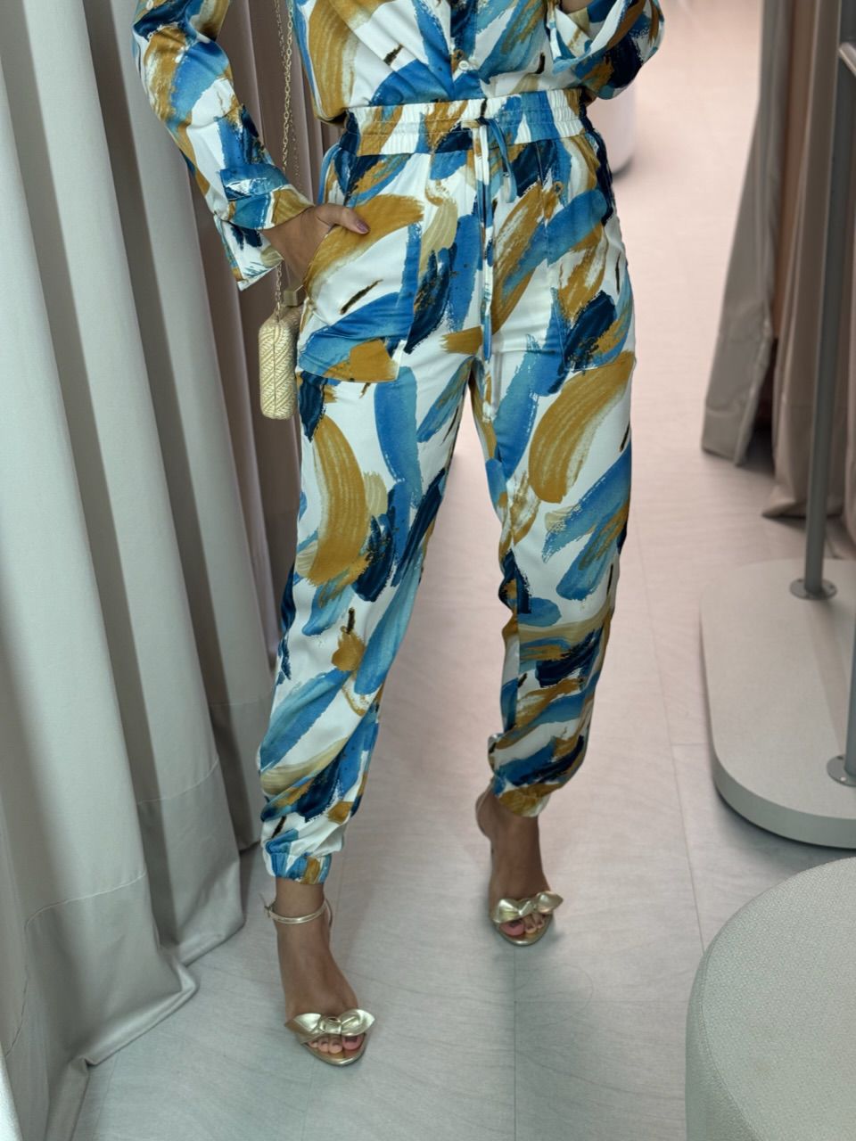 CALÇA JOGGER NINA ESTAMPADA AZUL CLARO - 005104010... - CAROLLA FERRARO