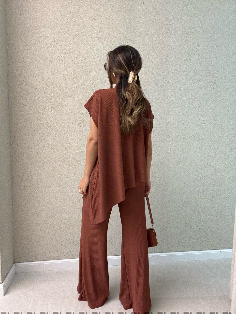 CONJUNTO MARIA JULIA BLUSA ASSIMÉTRICA MARROM