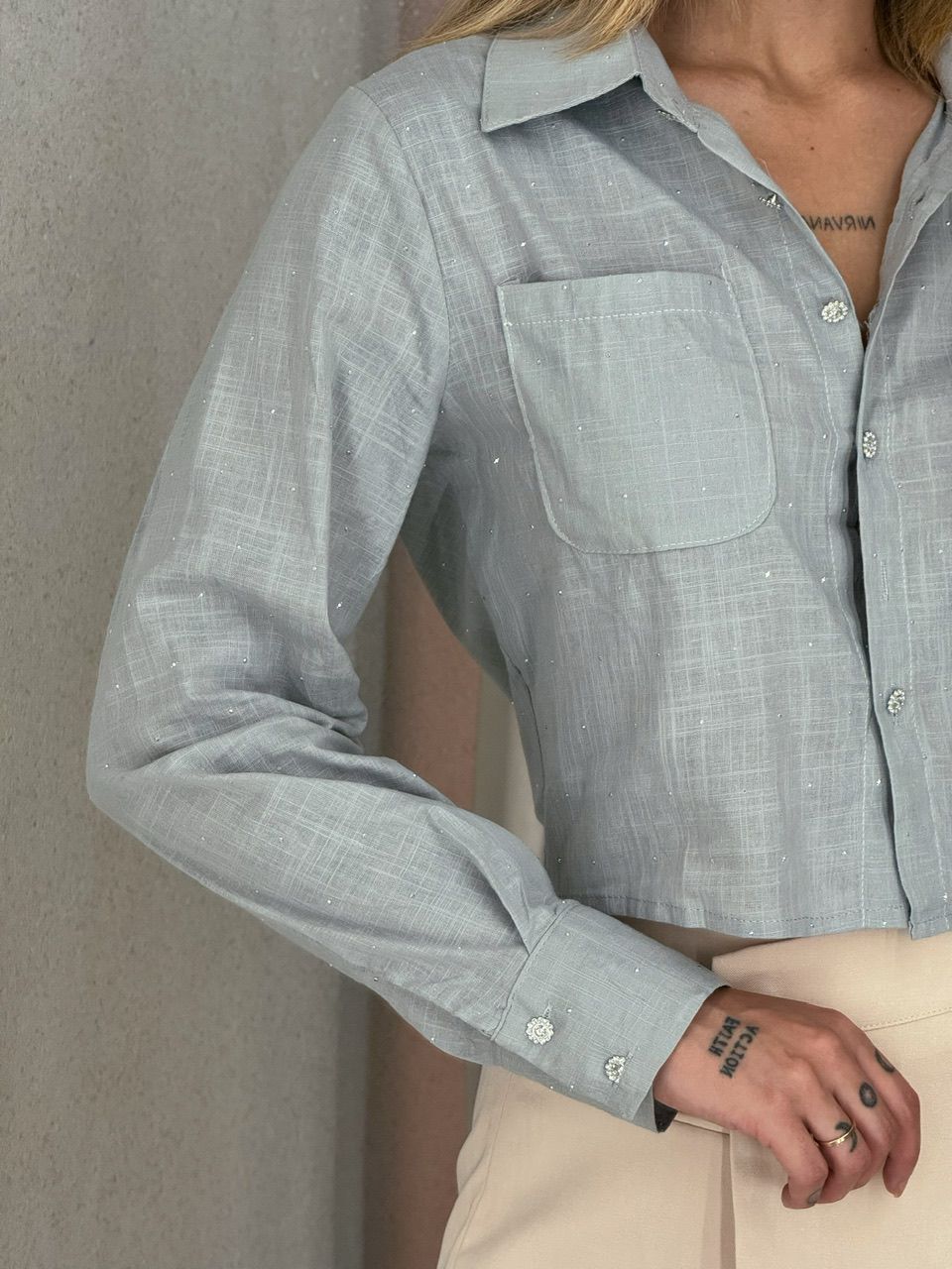 CAMISA BRILHO CROPPED CINZA