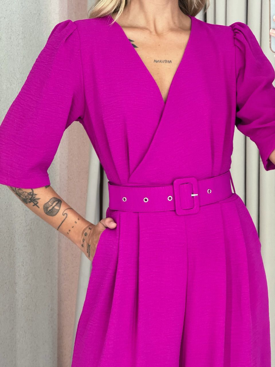 MACACÃO GISLAINE CINTO FUCSIA