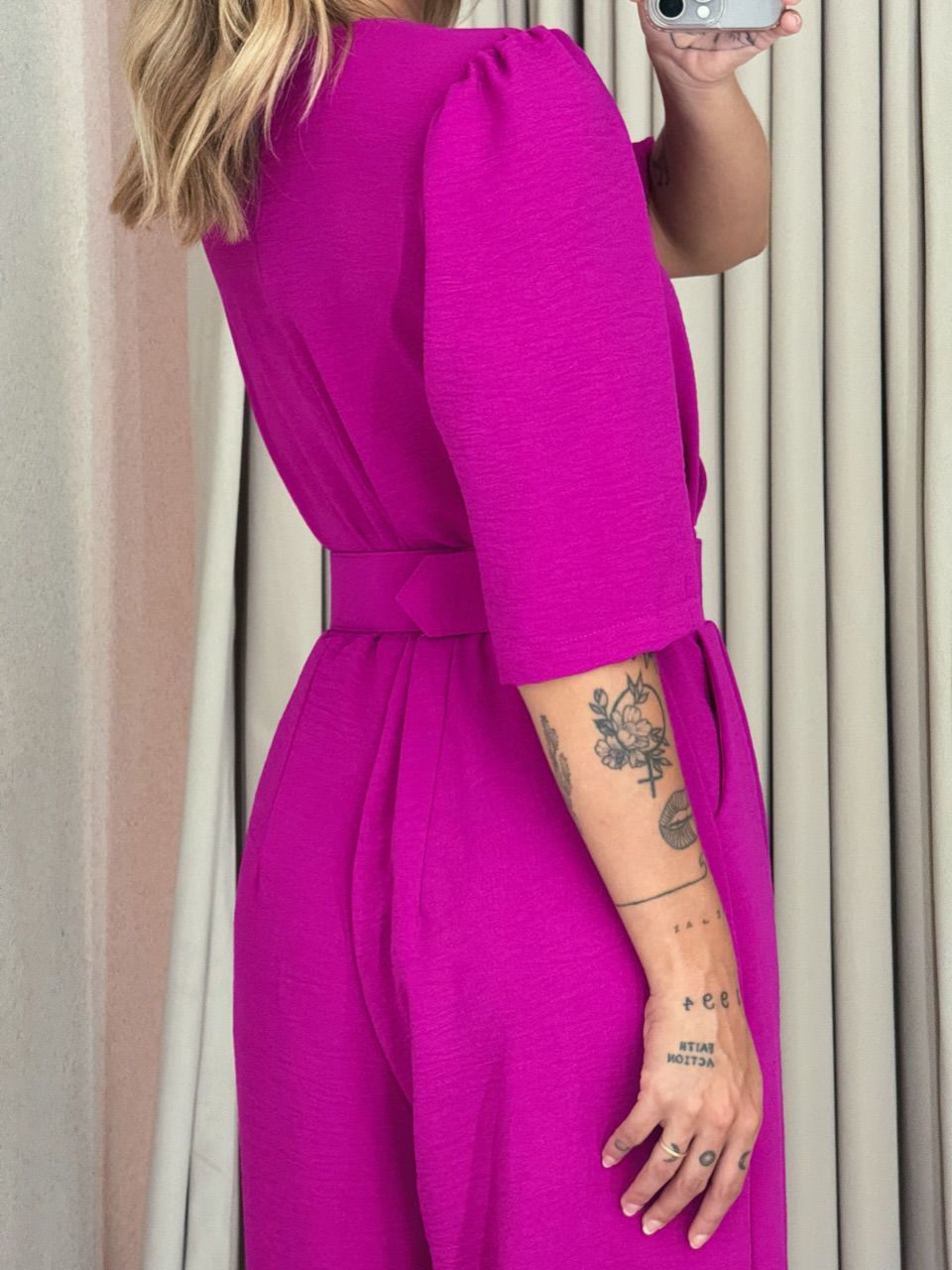 MACACÃO GISLAINE CINTO FUCSIA