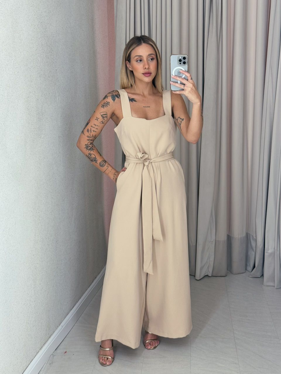 MACACÃO ADELINE BOLSO NUDE