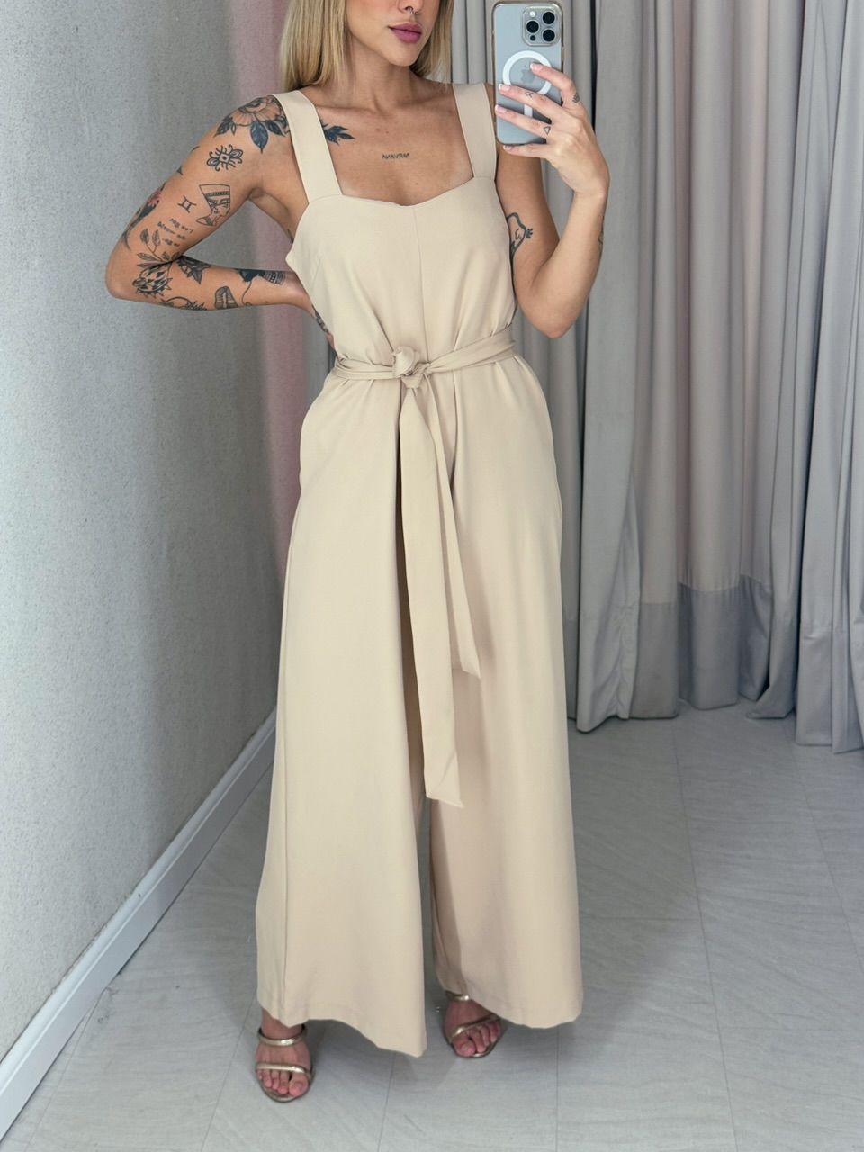 MACACÃO ADELINE BOLSO NUDE