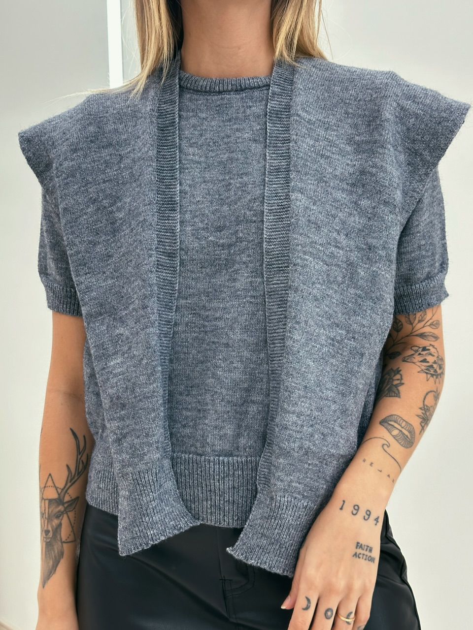 BLUSA TRICOT C/ SOBREPOSIÇÃO CINZA