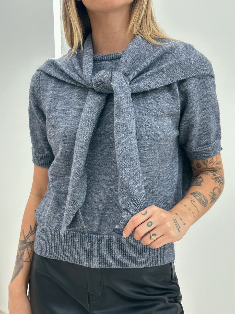 BLUSA TRICOT C/ SOBREPOSIÇÃO CINZA