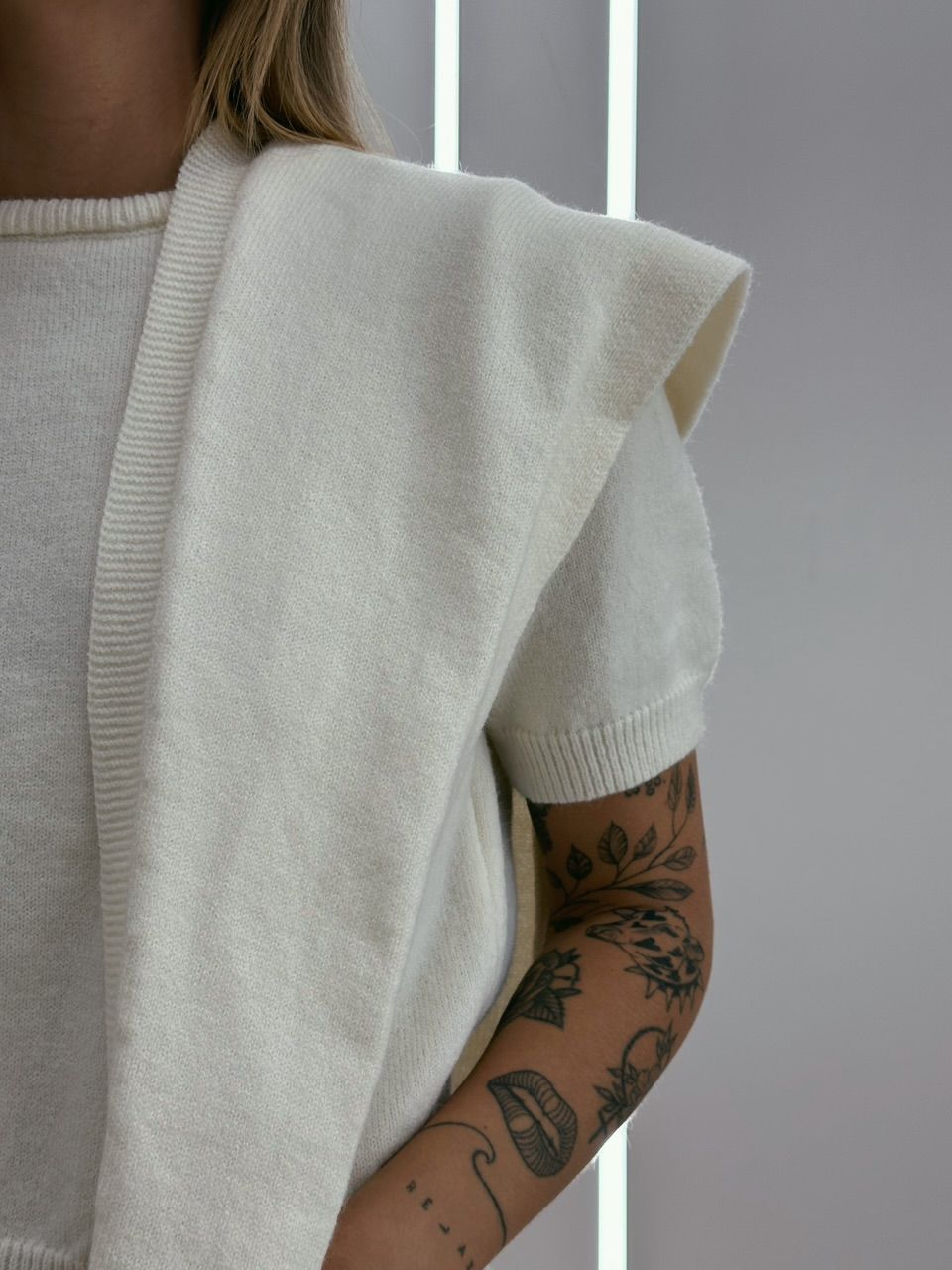 BLUSA TRICOT C/ SOBREPOSIÇÃO OFF