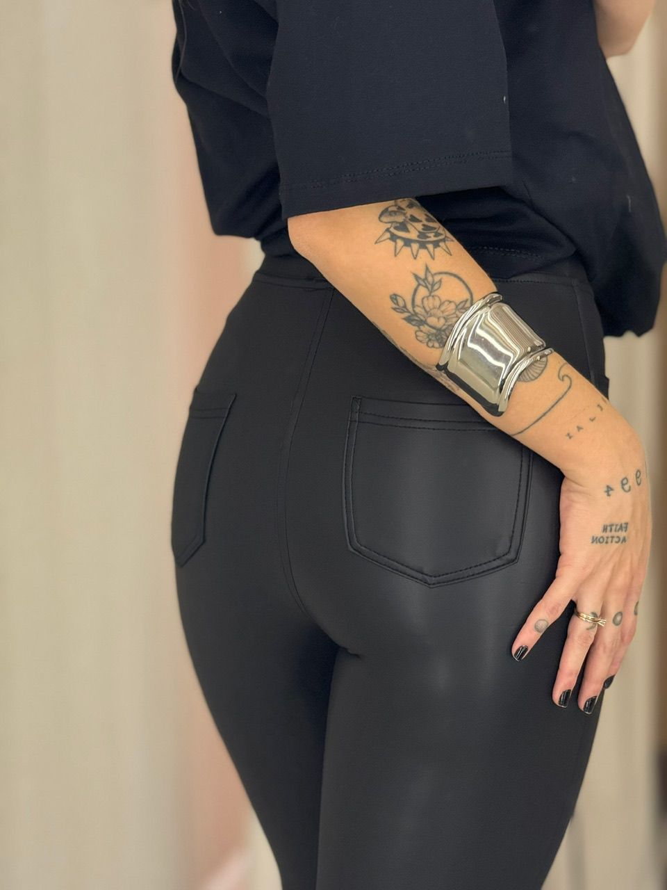 CALÇA BETINA COURO FAKE PRETA