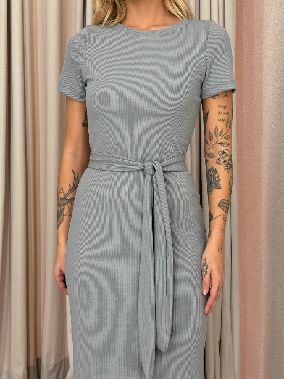 VESTIDO LUCIANA CANELADO CINZA