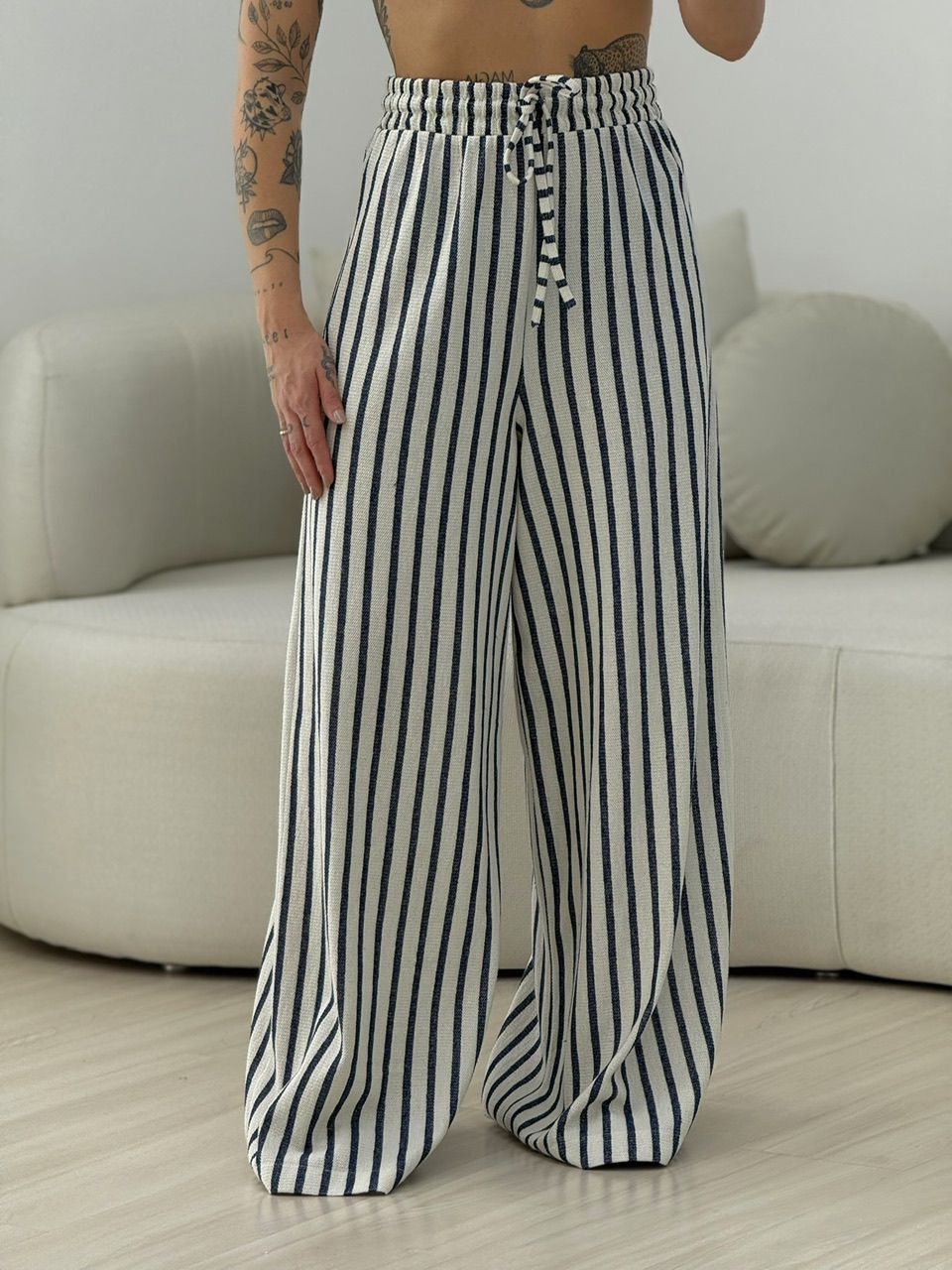CALÇA GIANA LISTRADA OFF/MARINHO - 0067390434 - CAROLLA FERRARO