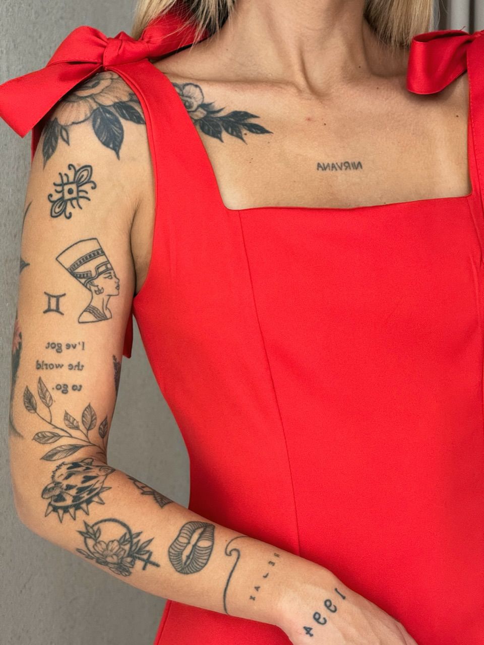 VESTIDO ADELAIDE DETALHE ALÇA VERMELHO