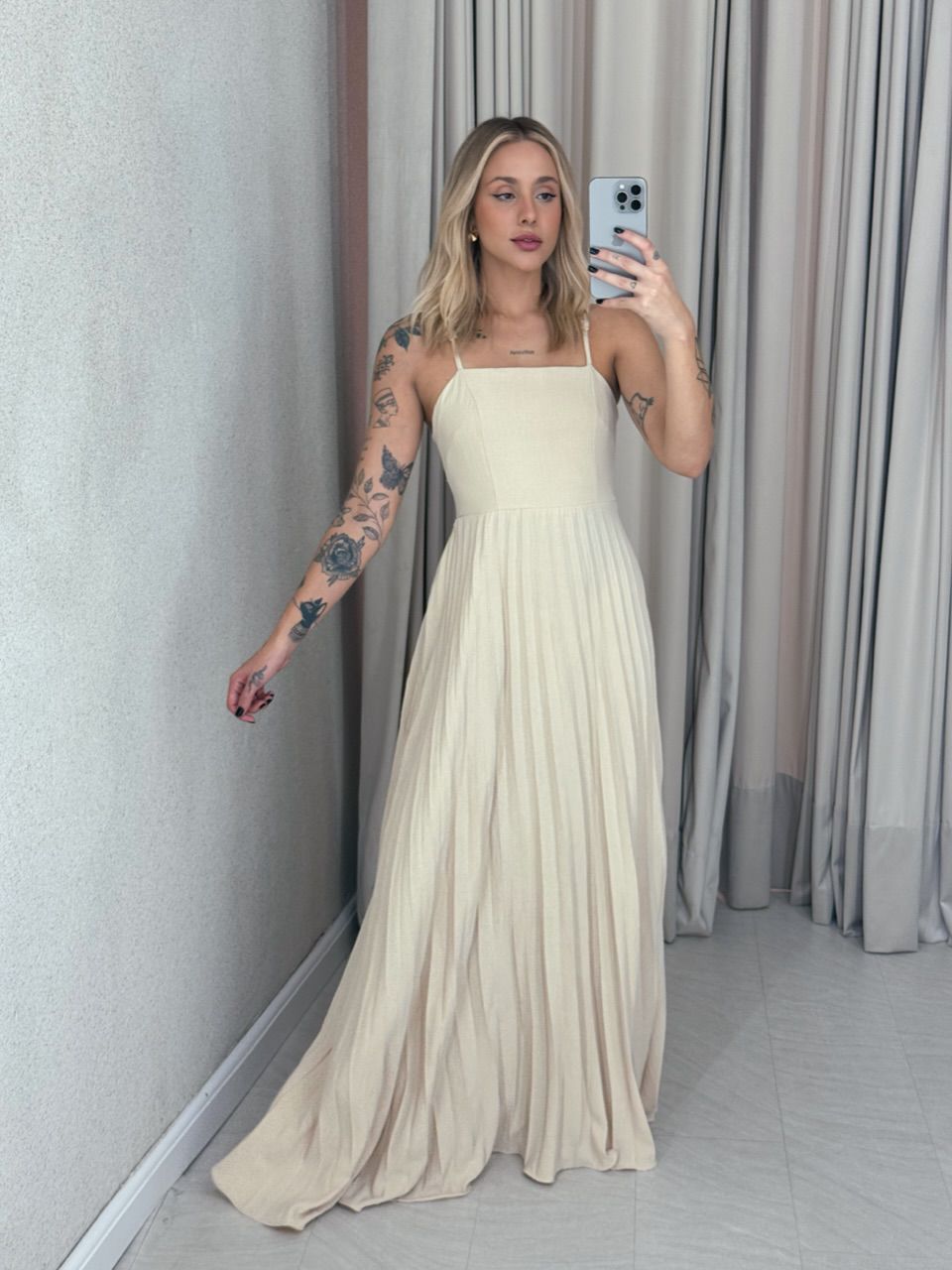 VESTIDO ELEONORA. PLISSADO Areia - 0061300110 - CAROLLA FERRARO