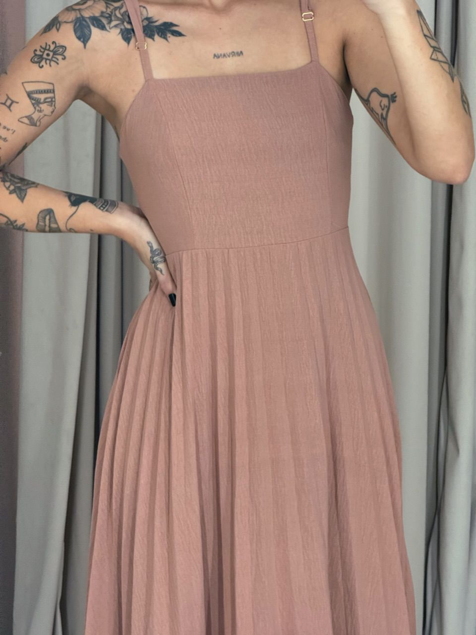 VESTIDO ELEONORA. PLISSADO CAPUCCINO 
