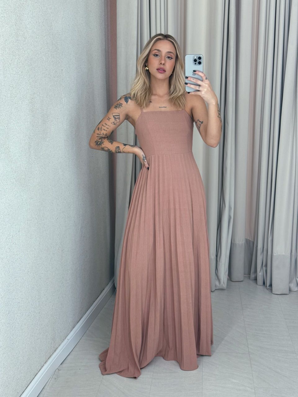VESTIDO ELEONORA. PLISSADO CAPUCCINO 