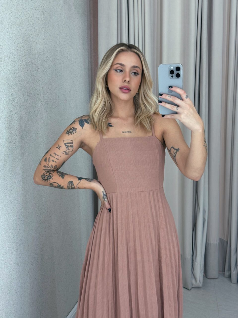 VESTIDO ELEONORA. PLISSADO CAPUCCINO 