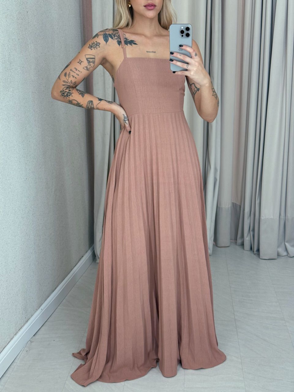 VESTIDO ELEONORA. PLISSADO CAPUCCINO 