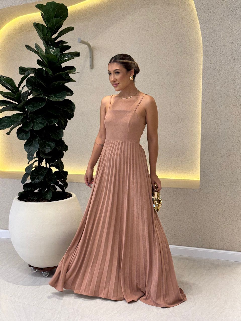 VESTIDO ELEONORA. PLISSADO CAPUCCINO - 0061300125 - CAROLLA FERRARO