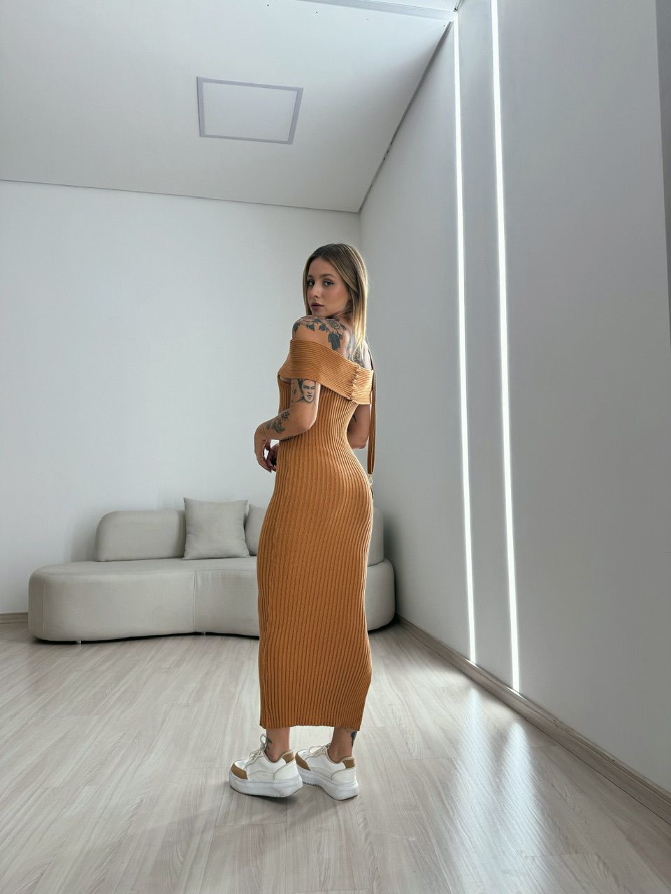 VESTIDO GOLA VIRADA CARAMELO
