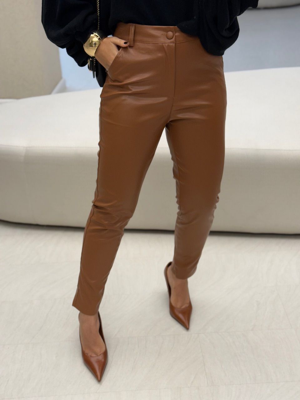 CALÇA SARA COURO FAKE CARAMELO - 0064270095 - CAROLLA FERRARO