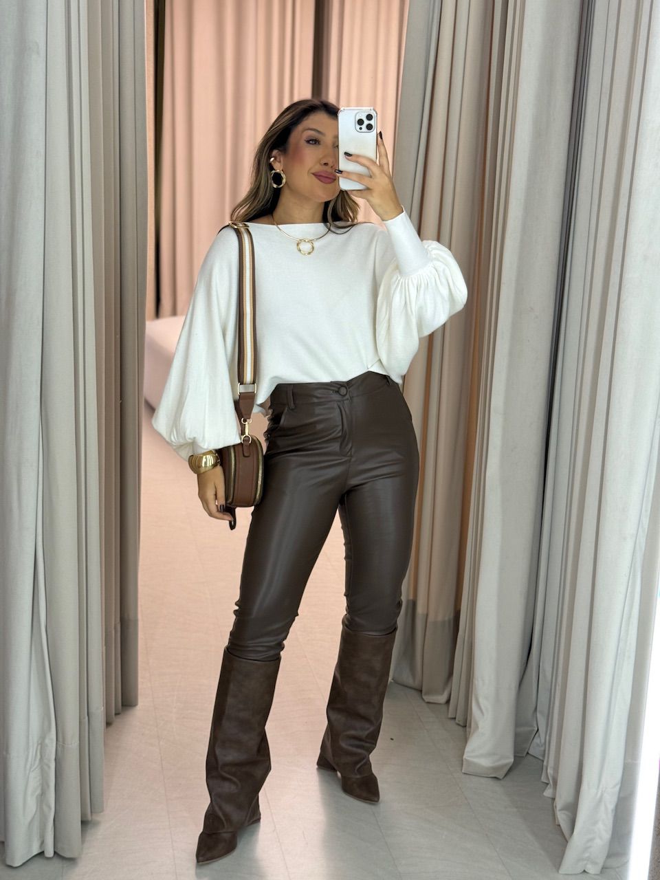 CALÇA SARA COURO FAKE MARROM