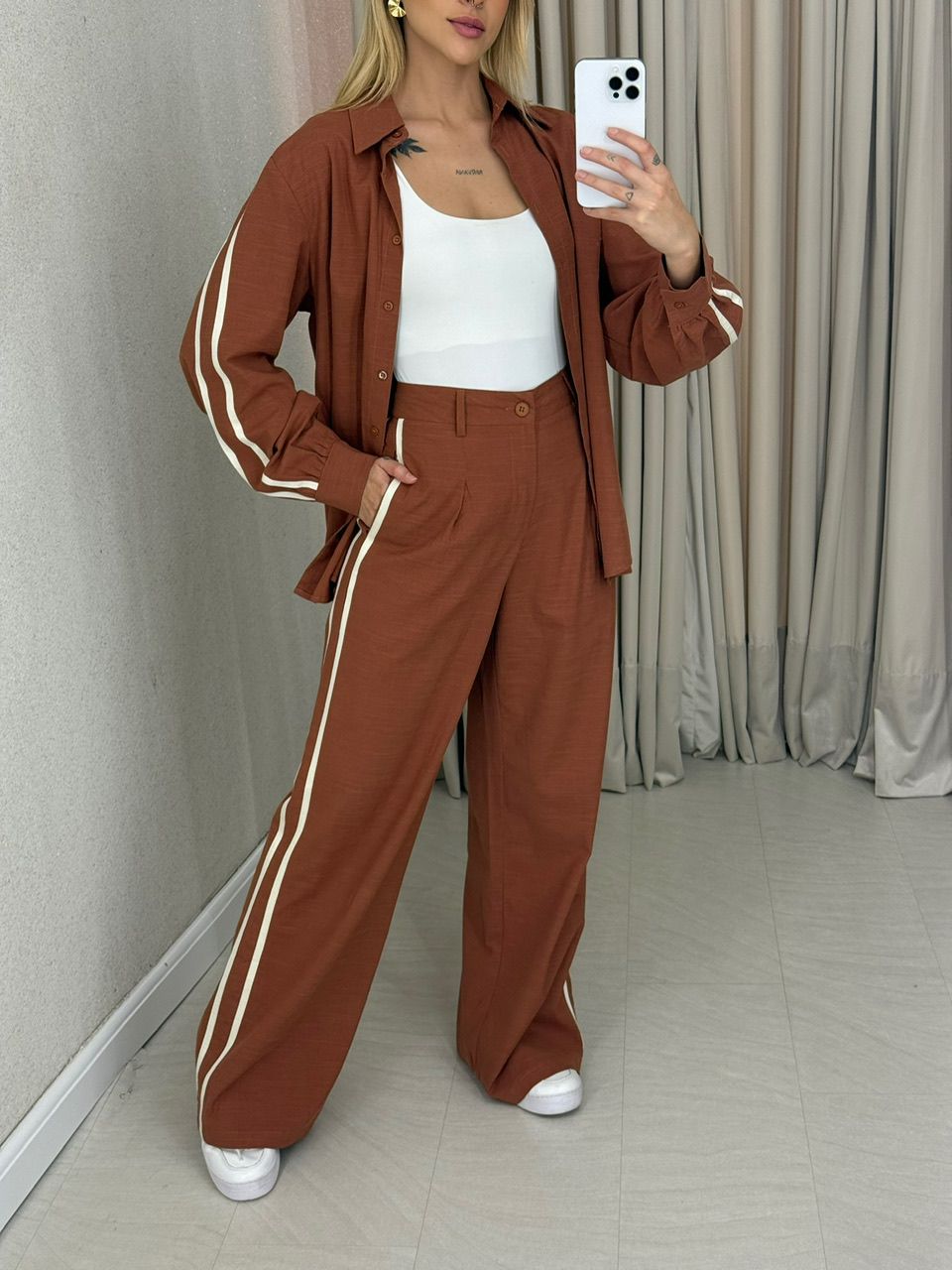 CONJUNTO CLÁUDIA LISTRAS MARROM