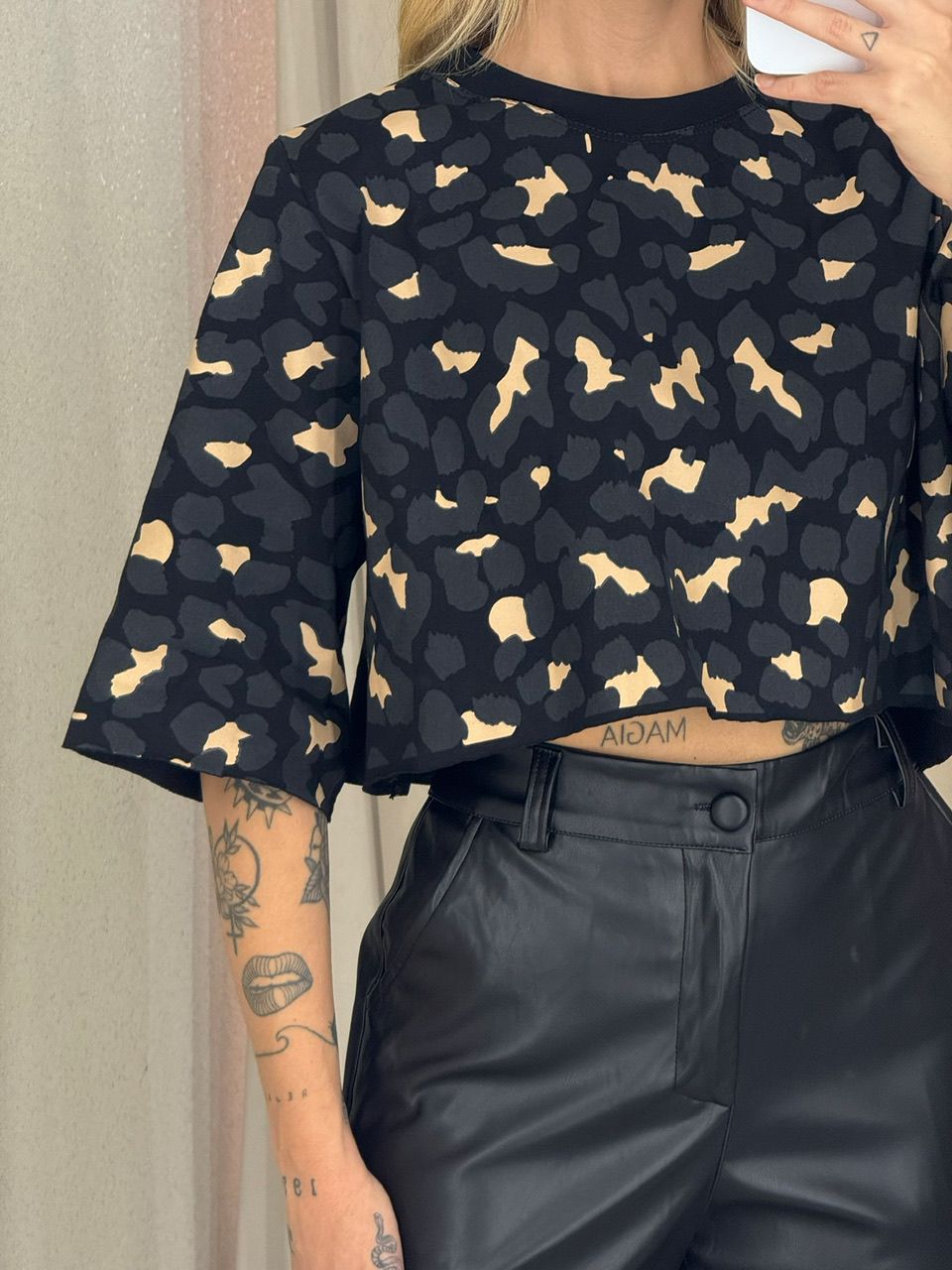 CROPPED BERENICE ESTAMPADO PRETO