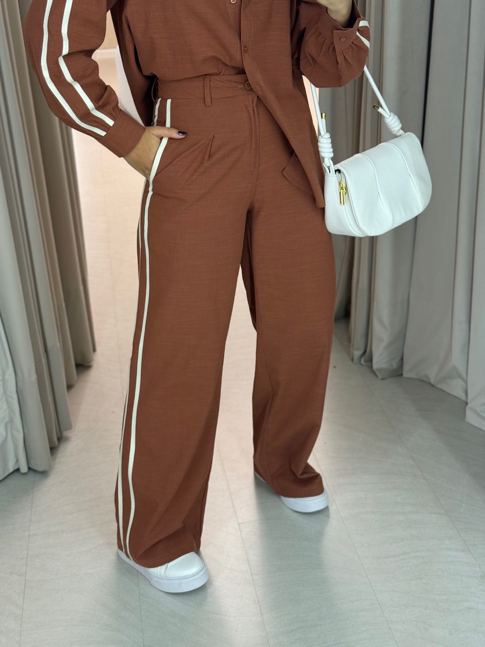 CONJUNTO CLÁUDIA LISTRAS MARROM
