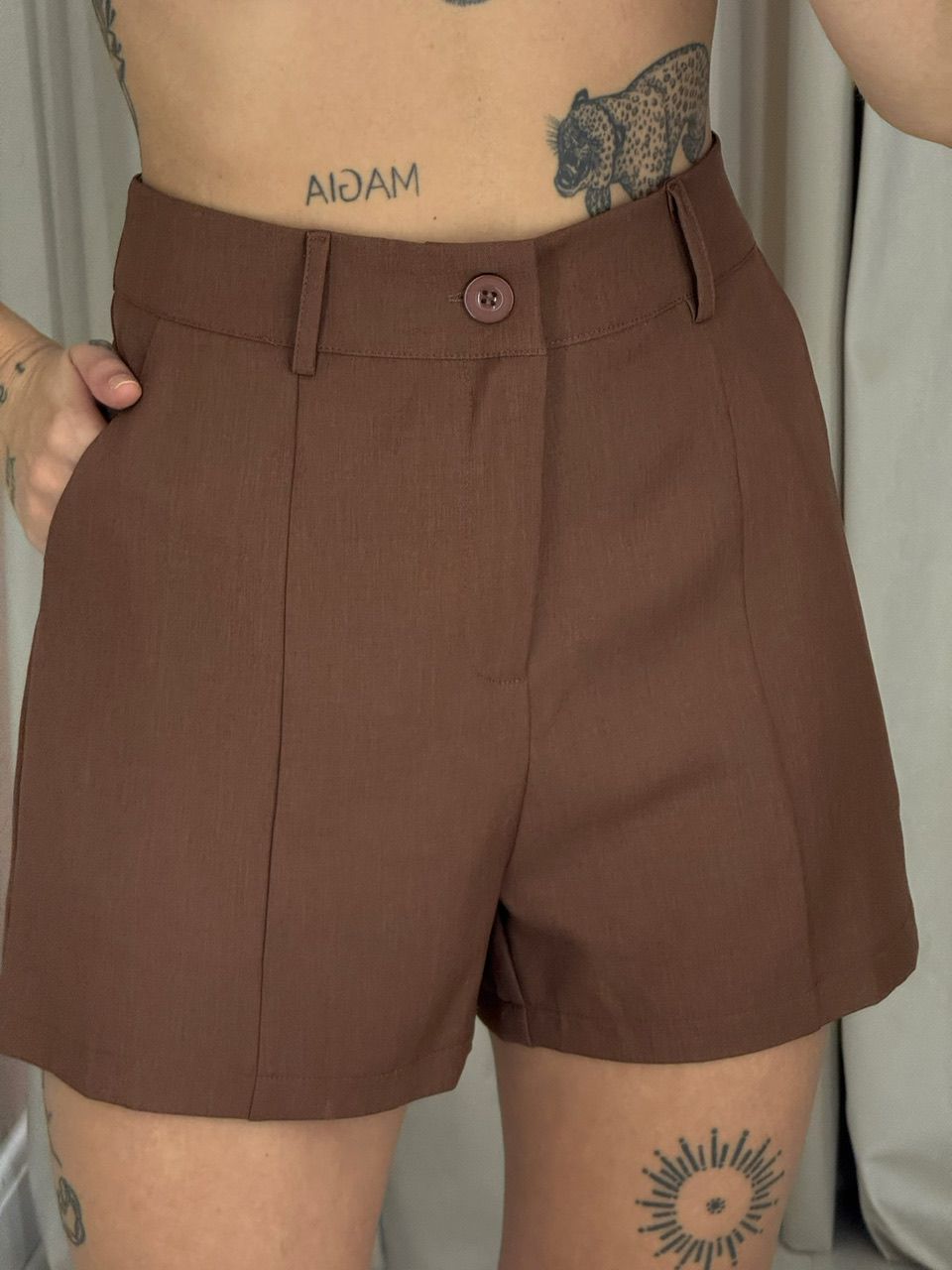 SHORT CAMILA ALFAIATARIA MARROM