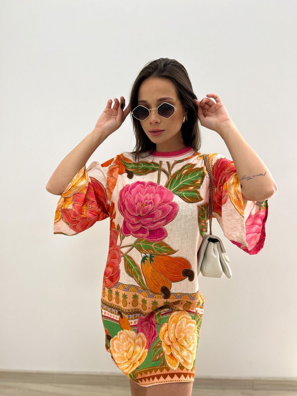 VESTIDO ESTAMPADO GOLA OFF/ CAJU