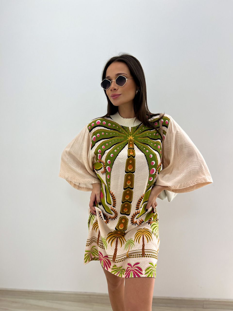 VESTIDO ESTAMPADO GOLA OFF/ COQUEIRO