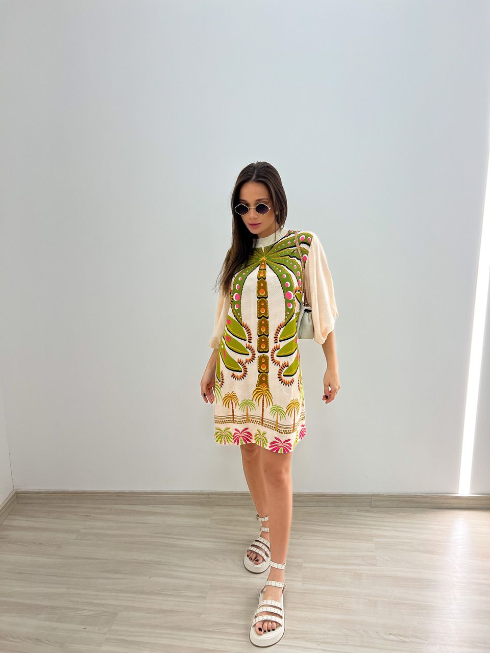 VESTIDO ESTAMPADO GOLA OFF/ COQUEIRO