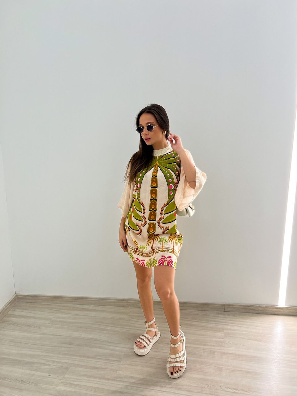 VESTIDO ESTAMPADO GOLA OFF/ COQUEIRO