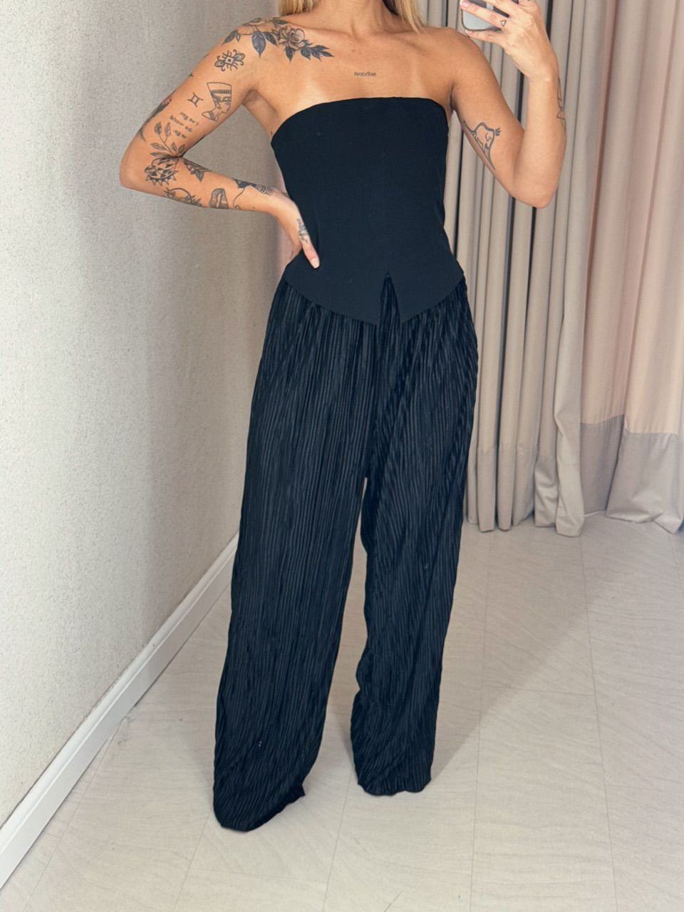 MACACÃO FERNANDA PLISSADO PRETO