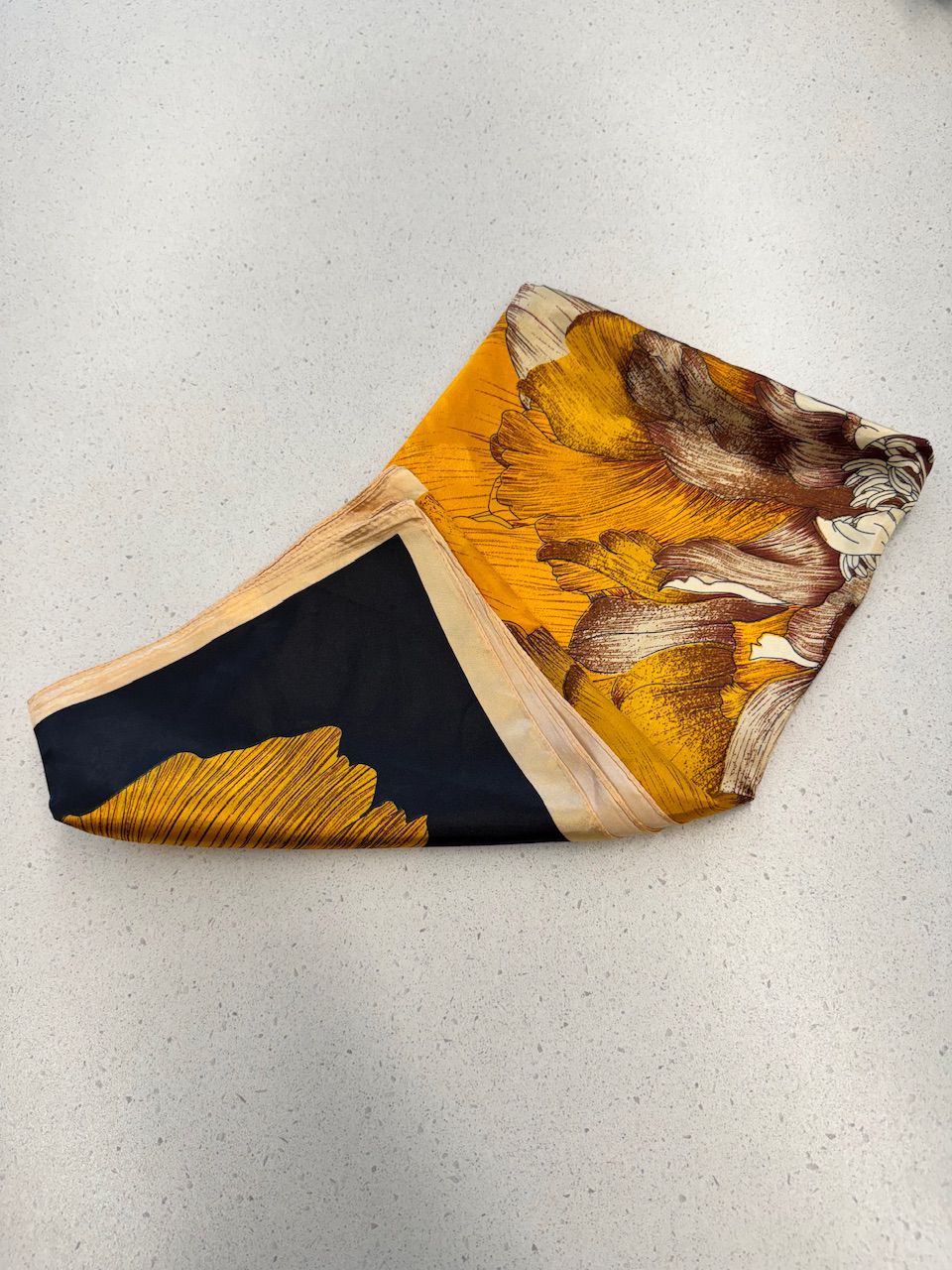 LENÇO FLOR DOURADO
