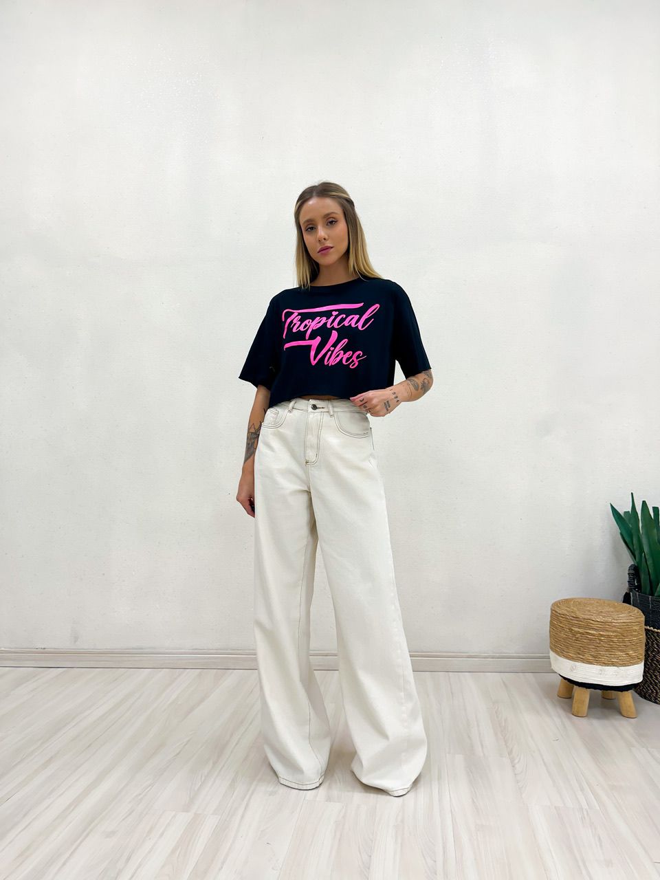 CROPPED TROPICAL VIBES PRETO