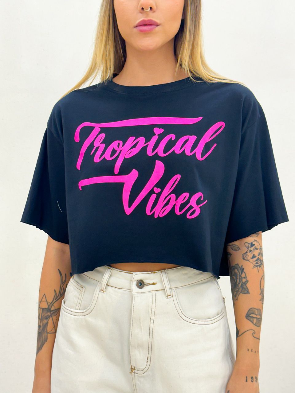 CROPPED TROPICAL VIBES PRETO - 0048610032 - CAROLLA FERRARO