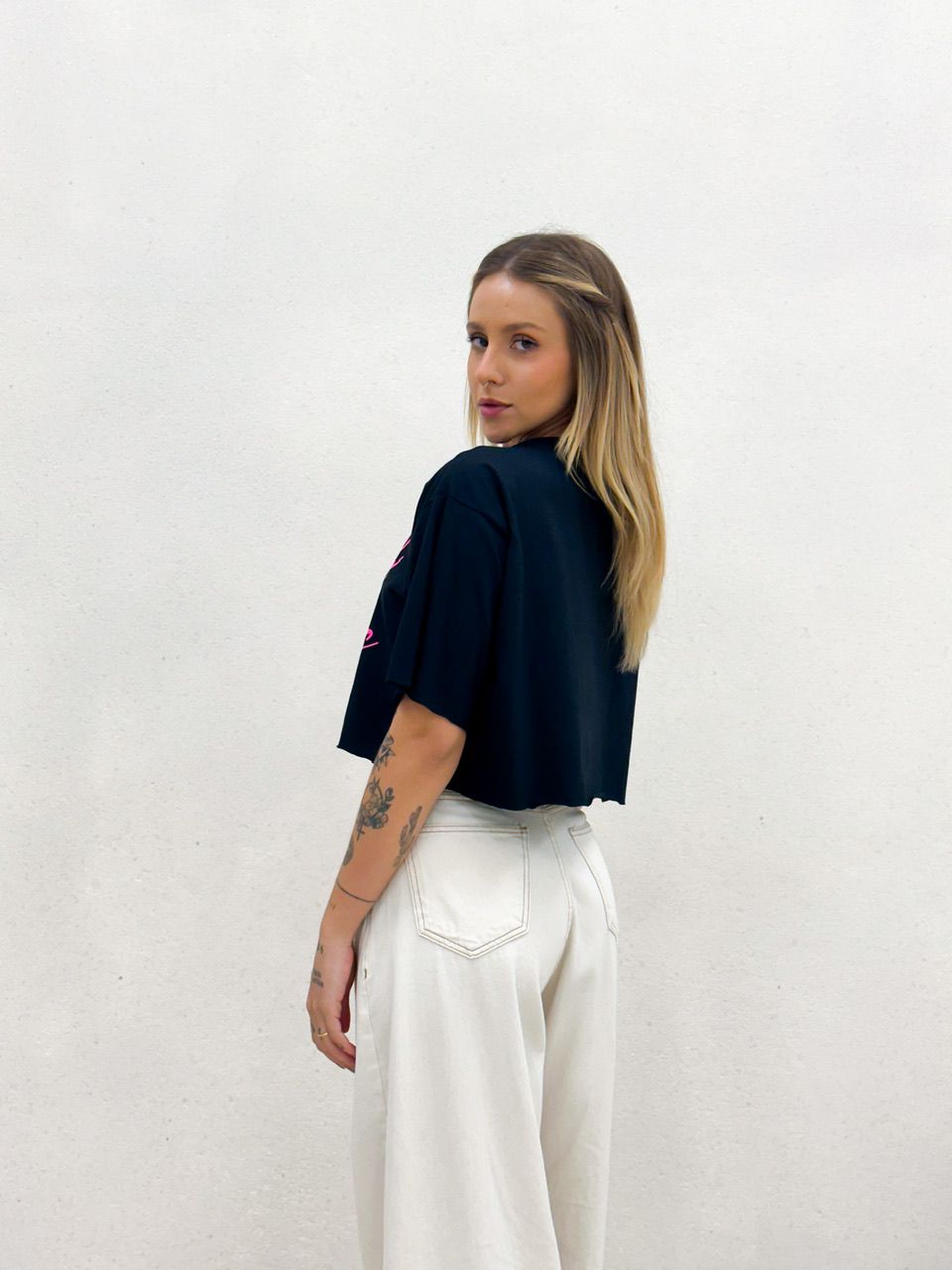 CROPPED TROPICAL VIBES PRETO