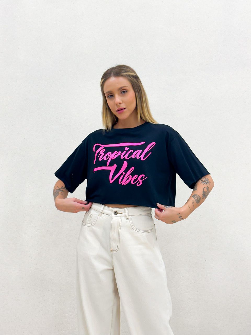 CROPPED TROPICAL VIBES PRETO