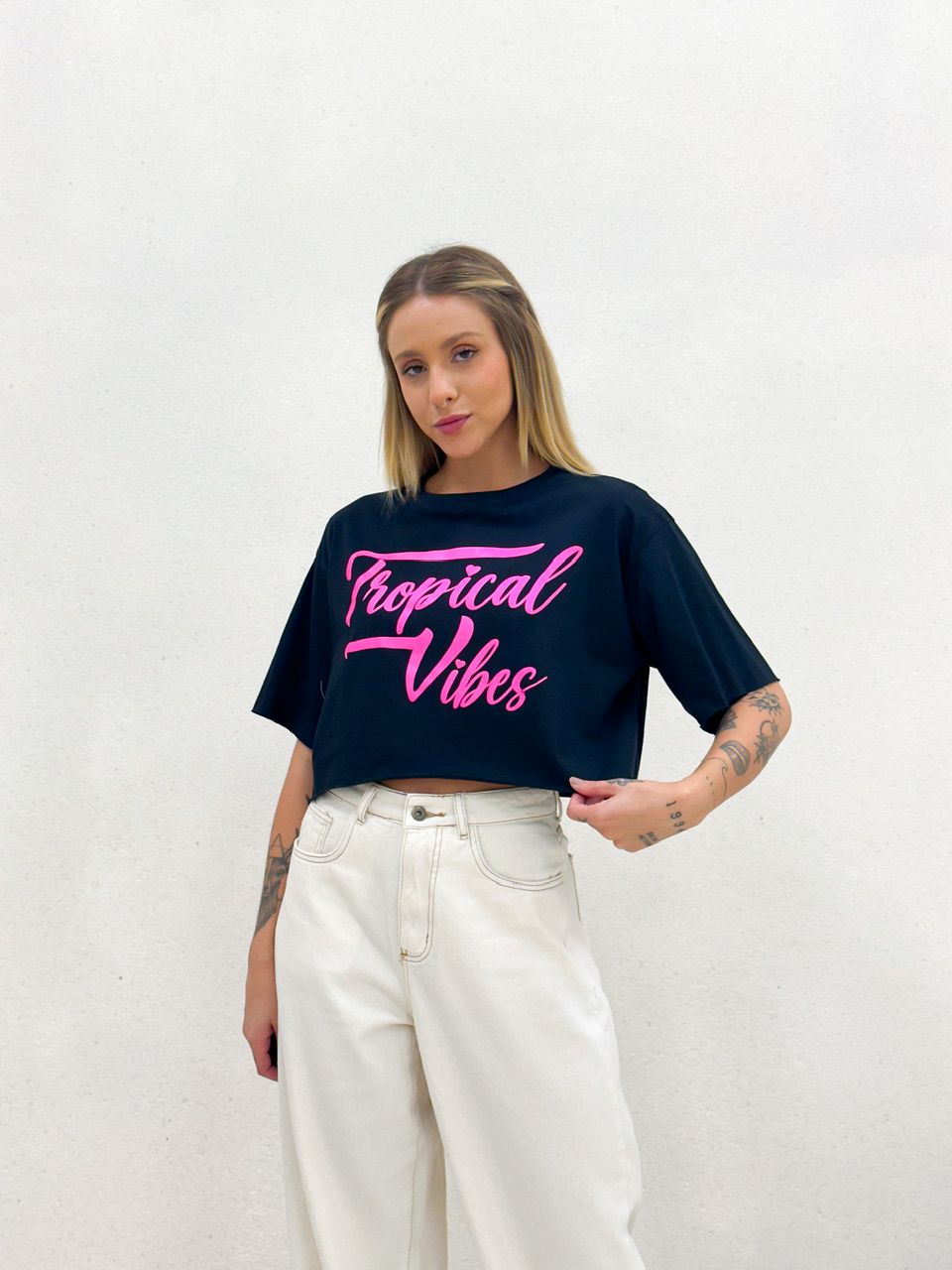 CROPPED TROPICAL VIBES PRETO
