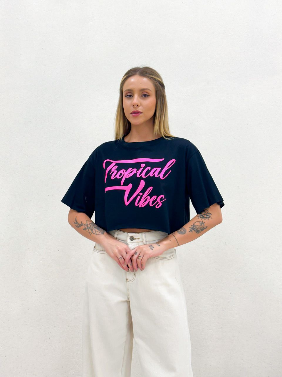 CROPPED TROPICAL VIBES PRETO