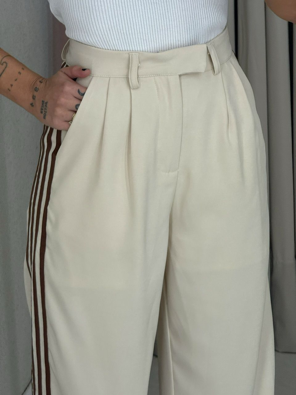 CALÇA NATALIA LISTRAS AREIA