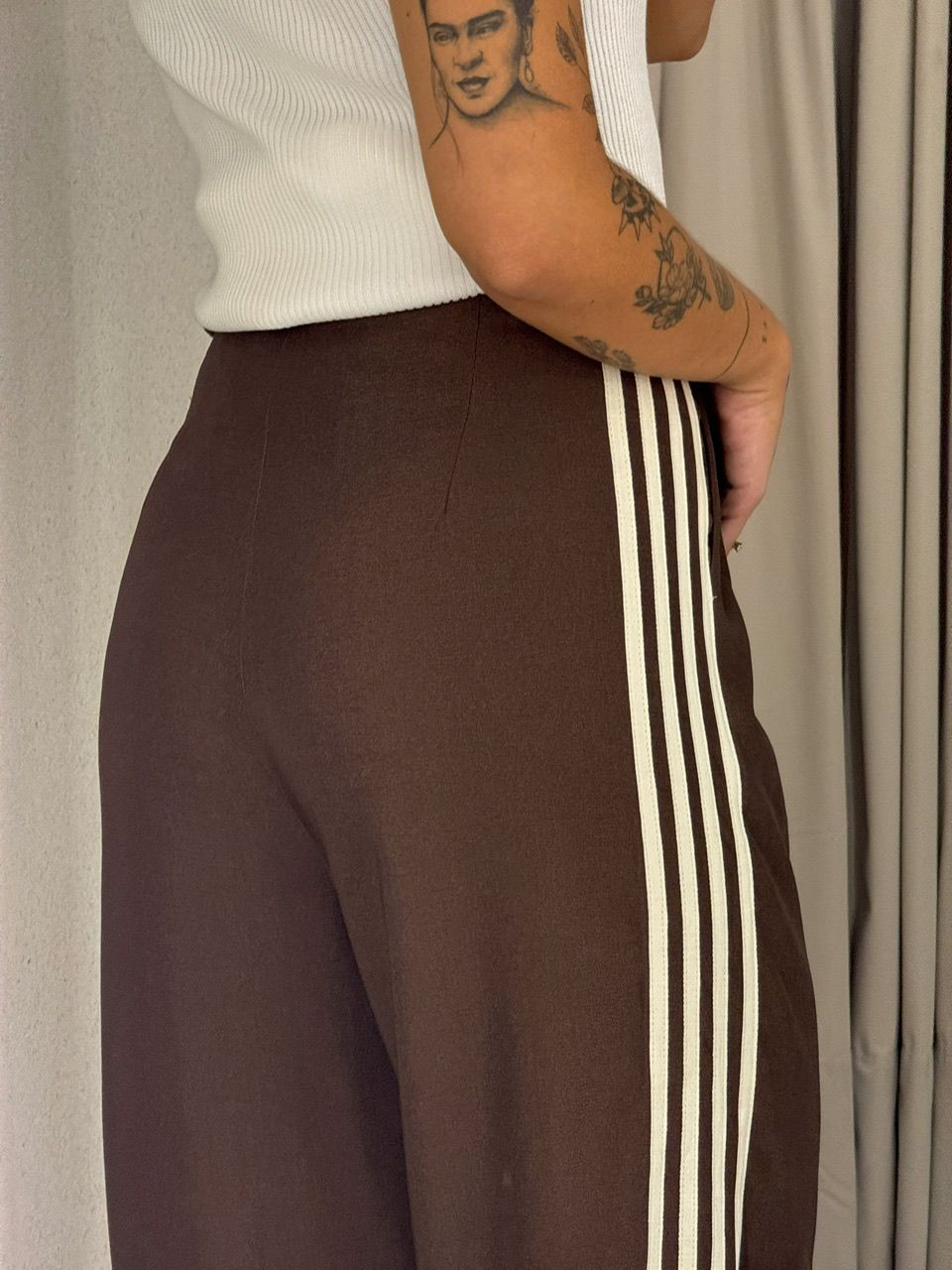 CALÇA NATALIA LISTRAS MARROM