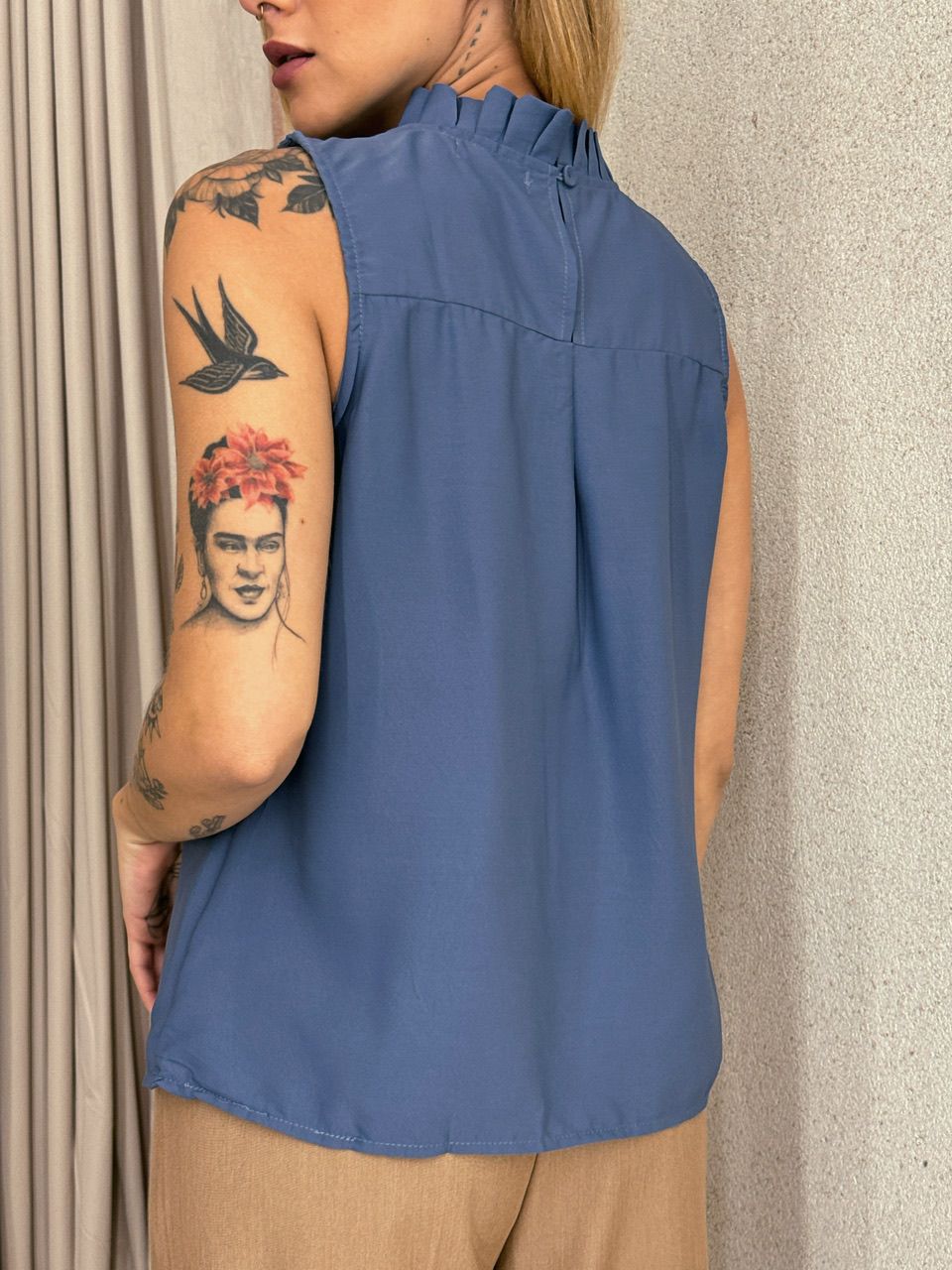 BLUSA LAVÍNIA GOLA DRAPEADA AZUL PETROLEO
