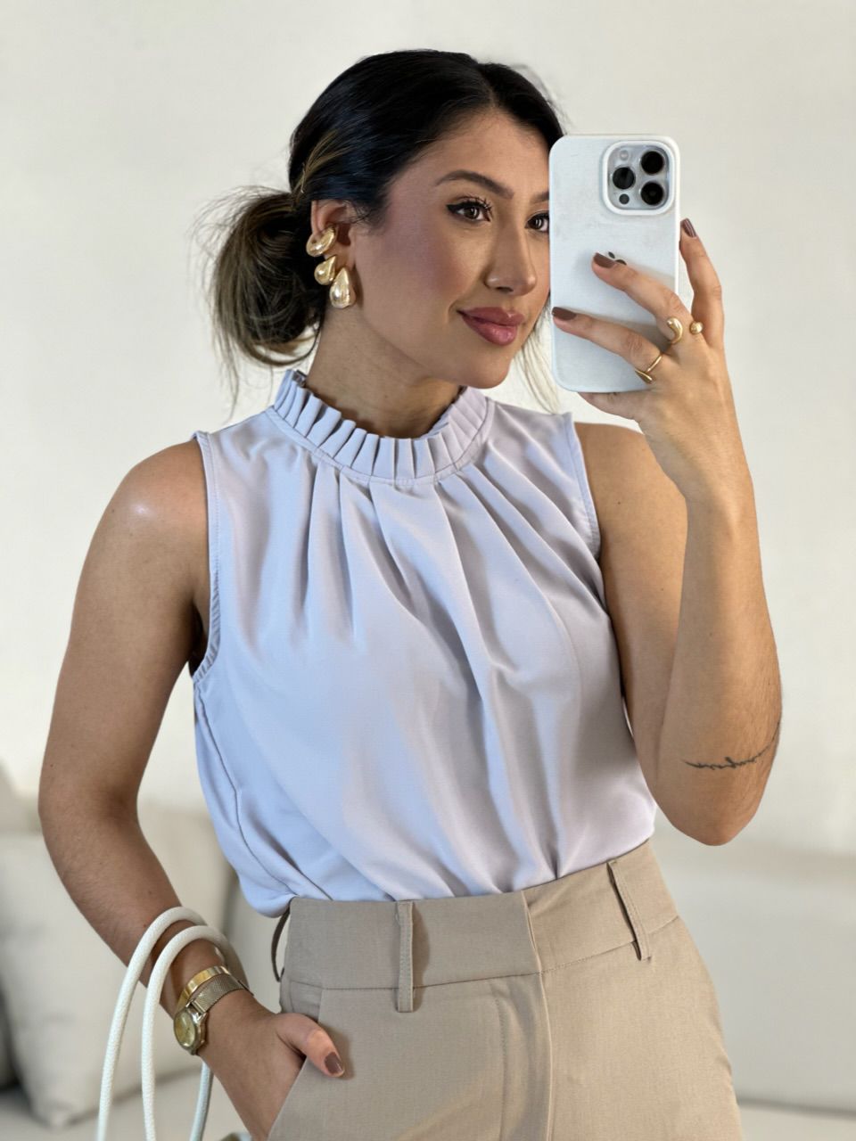 BLUSA LAVÍNIA GOLA DRAPEADA CINZA CLARO - 00553402... - CAROLLA FERRARO