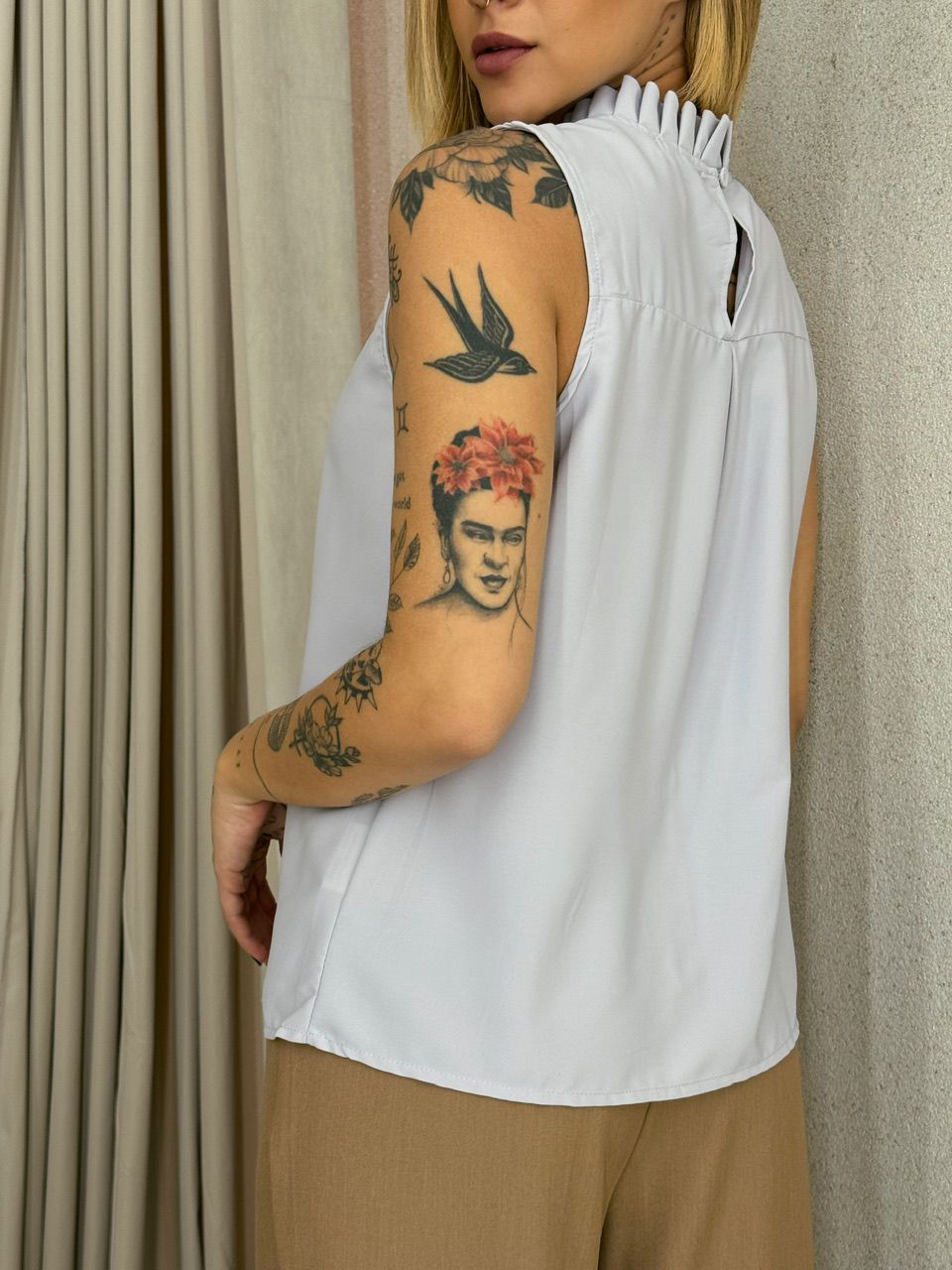 BLUSA LAVÍNIA GOLA DRAPEADA CINZA CLARO
