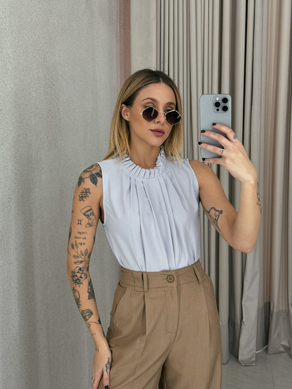 BLUSA LAVÍNIA GOLA DRAPEADA CINZA CLARO