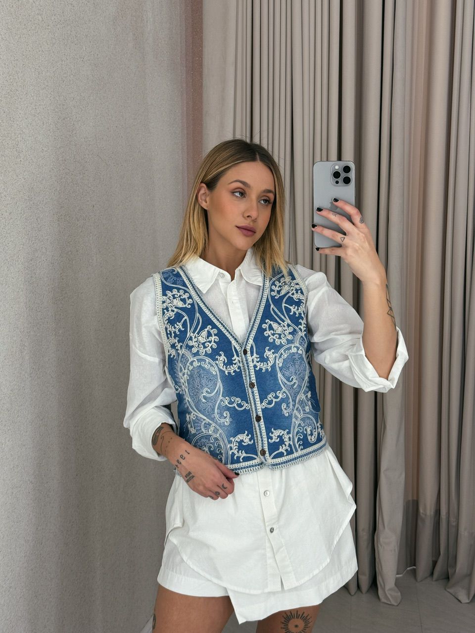 COLETE JEANS BORDADO AZUL - 0055380109 - CAROLLA FERRARO