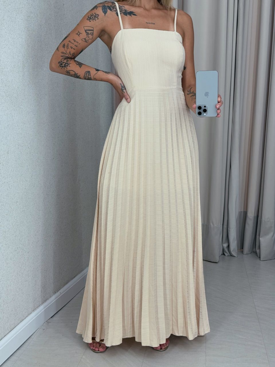 VESTIDO ALINE PLISSADO NUDE
