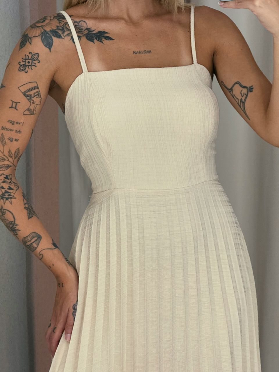 VESTIDO ALINE PLISSADO NUDE